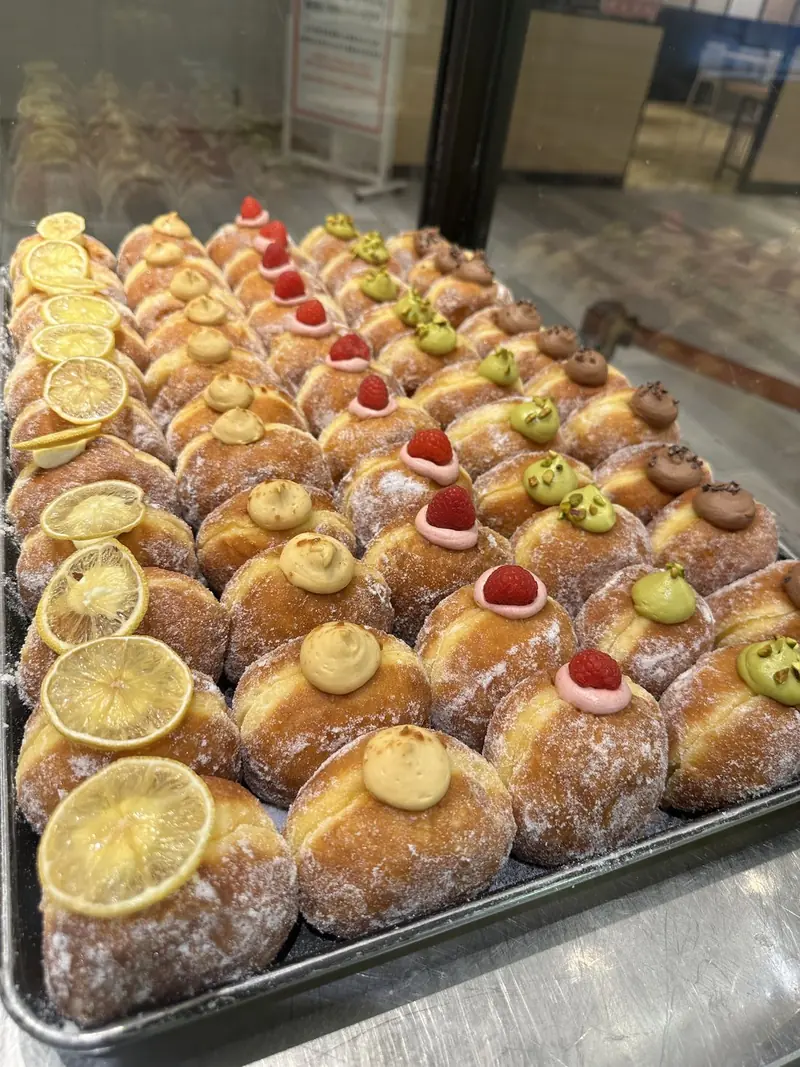 ショーケースに並ぶボンボローニ