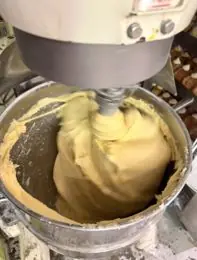 ミキサーで粉から生地を仕込む