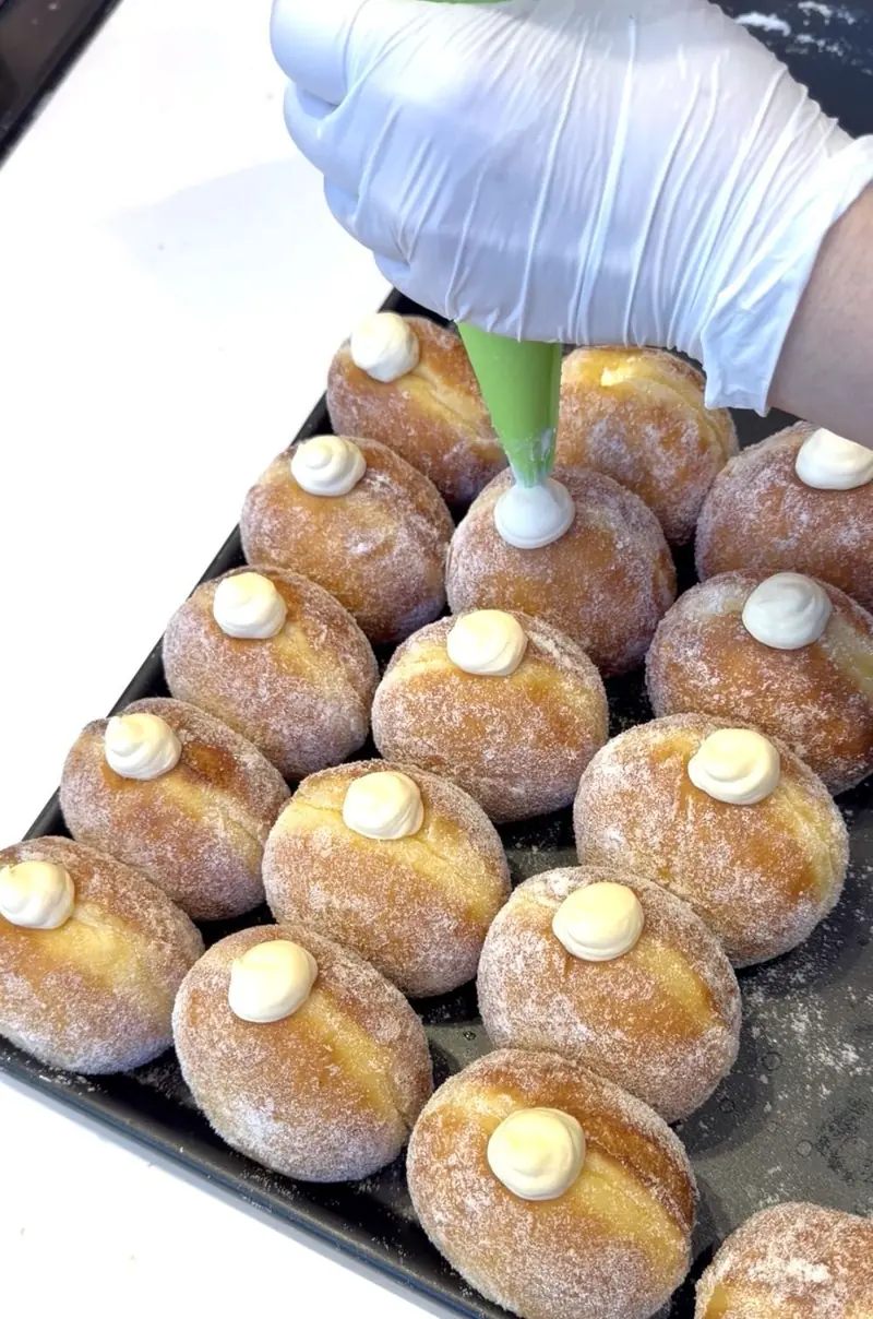 自家製クリームをひとつずつ詰める